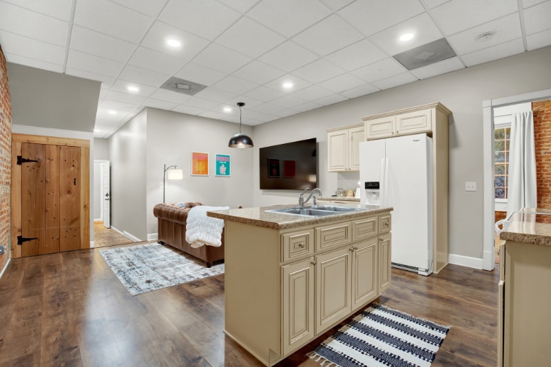 Building Photo - 210 E Waldburg St