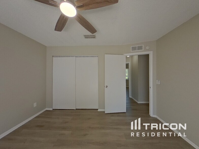 Building Photo - 8001 CottonWoode Dr
