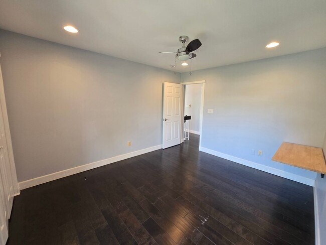 Building Photo - Amenities abound! Spacious, 2-bed & 2.5-ba...