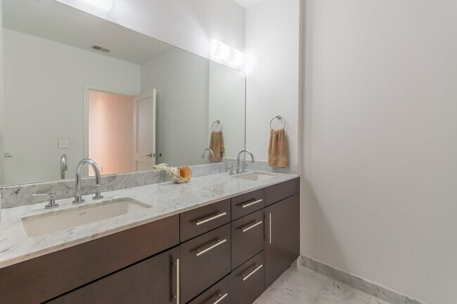Building Photo - Luxury U St Condo | 2 Bed + Den | 2 Bath | 1,350 Sf | Large Balcony | 1 Garage Parking Space