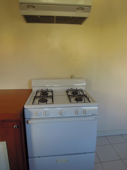 stove - 5734 Fulcher Ave