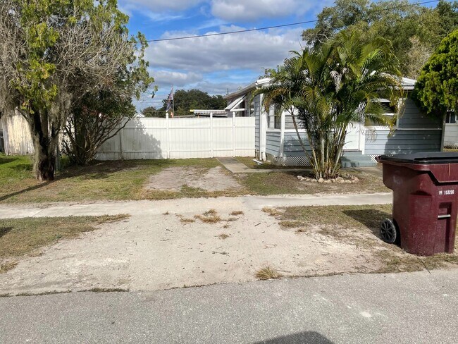 Building Photo - MOVE IN SPECIAL- Cozy 2 Bed/ 1 Bath Home in Saint Cloud
