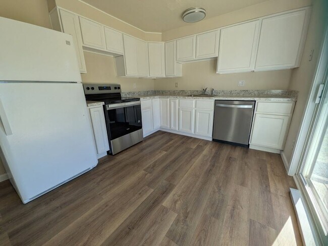 Building Photo - Updated 3 bedroom 1 bathroom house!