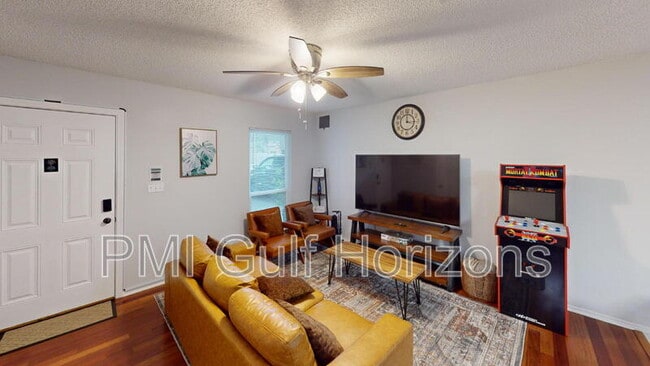 Building Photo - 3900 Baywoods Dr