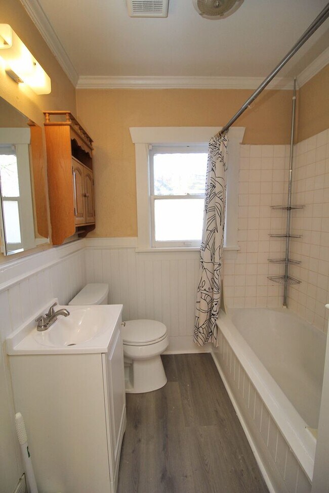 Building Photo - Adorable 2++ Bedroom, 2 Bath Brooklyn Bungalow - steps to MAX line