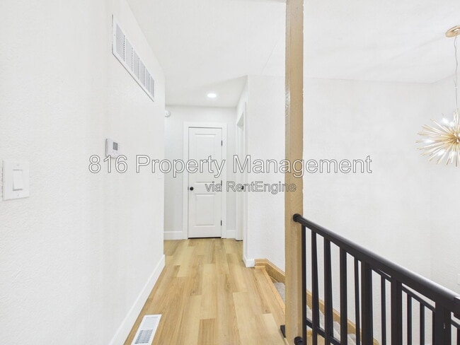 Building Photo - 9524 Manning Ave