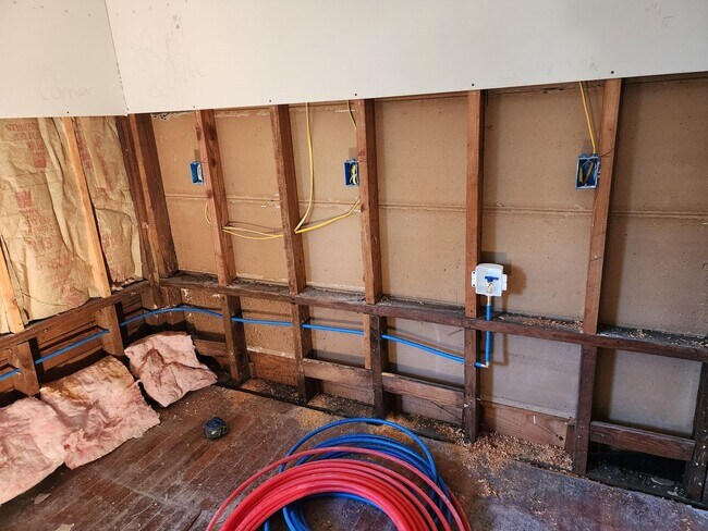 Building Photo - Cozy Home