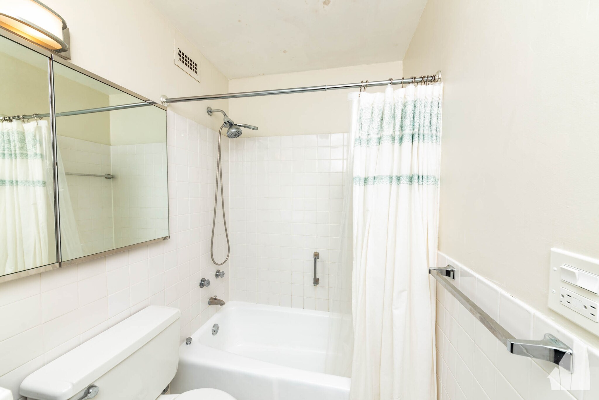 Building Photo - 5455 N Sheridan Rd