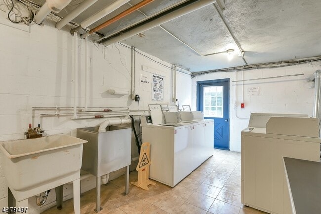 Building Photo - 565 Grove St