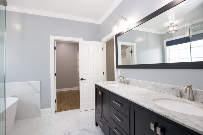 Building Photo - "Spacious and Inviting 2620 sq. ft. Home i...