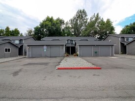 Building Photo - 2 Bed 1.5 bath Large Townhome With Garage ...