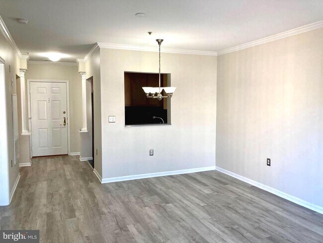 Building Photo - 7011 Falls Reach Dr