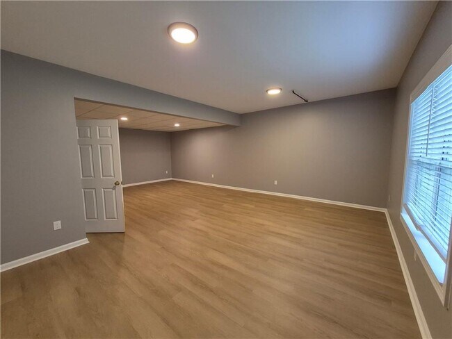 Building Photo - 2064 Queensbury Dr