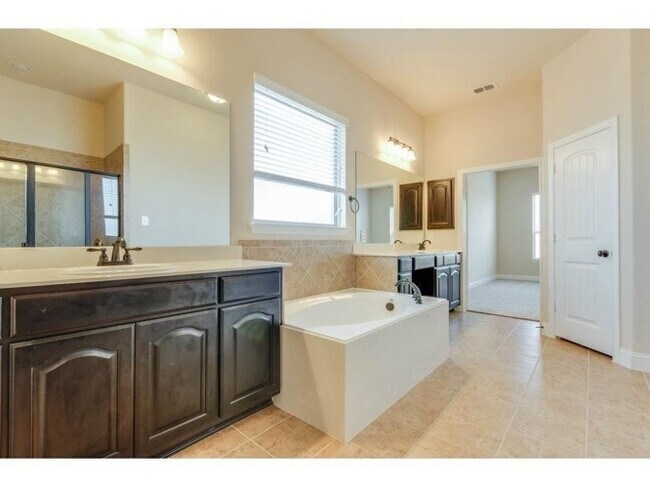 Building Photo - 829 Mist Flower Dr