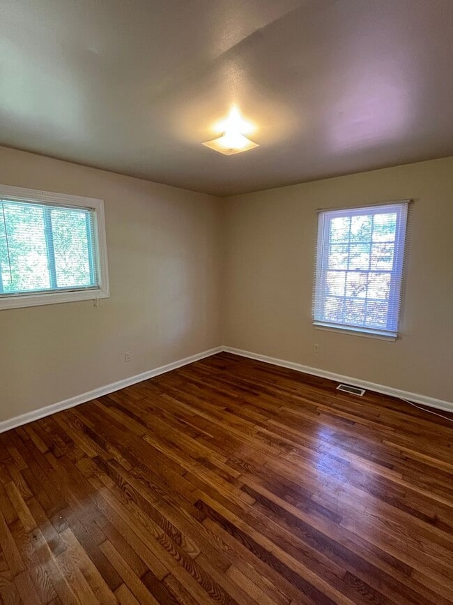 Building Photo - Spacious 3 Bed / 1 Bath home - Available i...