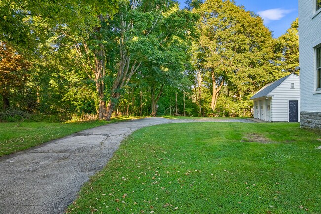 Building Photo - 161 Broadway