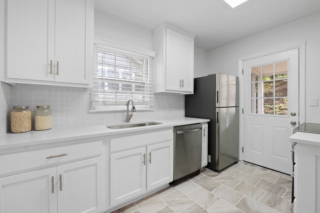 Building Photo - 1504 Hixson Pike