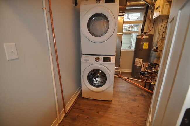 Building Photo - Spacious 2 Bedroom 2 Bathroom On the Greenway!