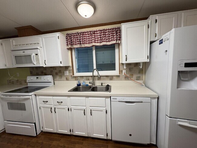 Building Photo - charming 3-bed, 2-bath home is located in the highly desired Strawberry Crest 55+ community