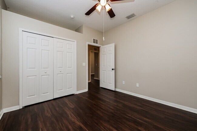 Building Photo - 6327 Bridgecrest Dr