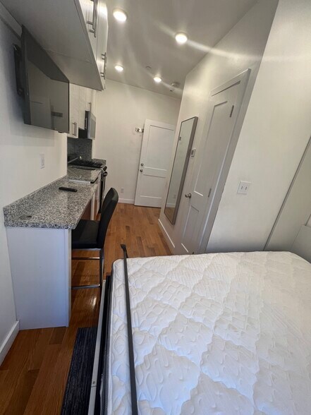 Building Photo - 16 5th St