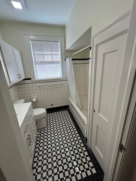 Building Photo - 614 E 51st St