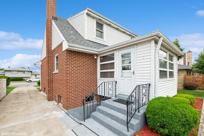 Building Photo - 1001 Oakton St