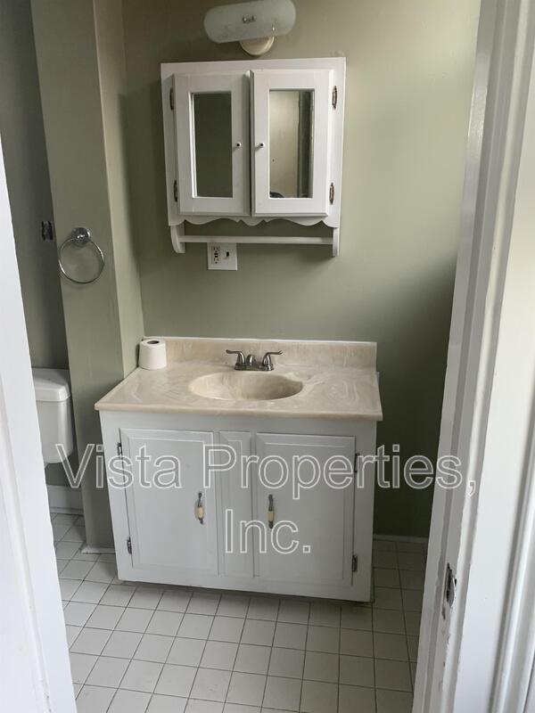 Building Photo - 514 W Oak St