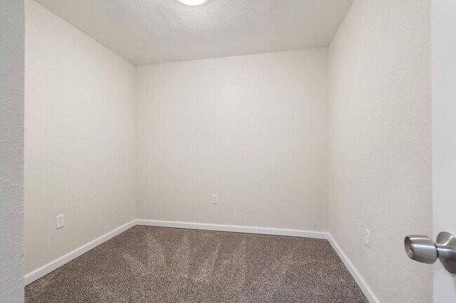 Building Photo - 1671 S Pecan Ave
