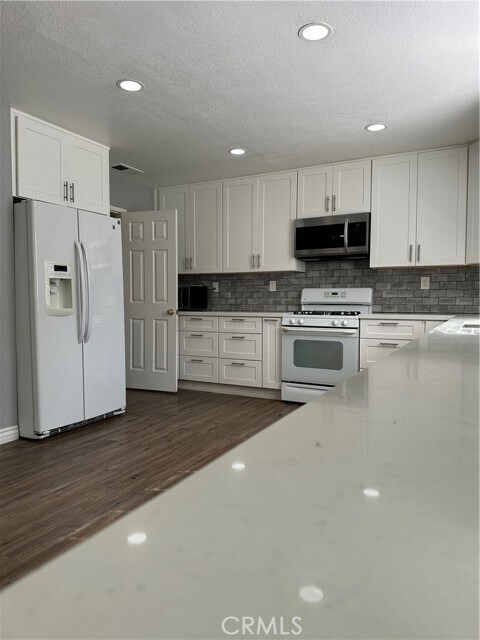 Building Photo - 8941 Carnation Dr