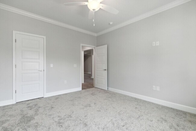 Building Photo - Resort Style living, minutes to town!