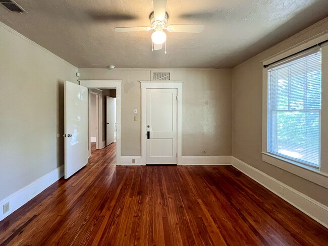 Building Photo - PET FRIENDLY Recently Updated 4-Bedroom, 3...