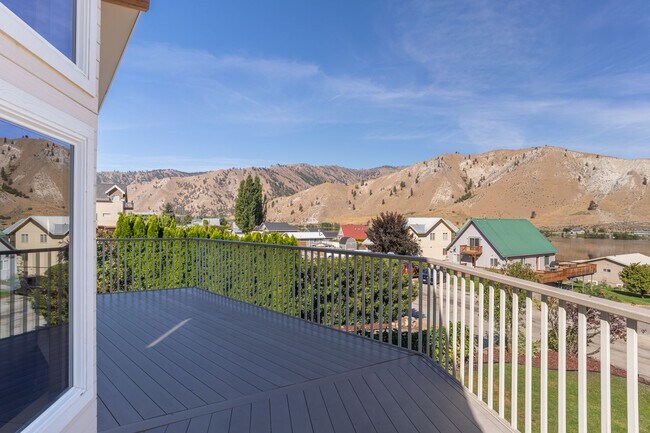 Building Photo - Luxurious Fully Furnished 3-Bedroom, 4-Bat...