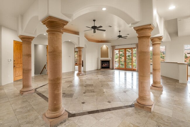 Building Photo - Unfurnished West Sedona Home, 1-year long-term rental