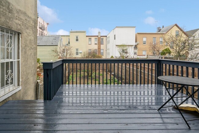 Building Photo - 318 2nd St