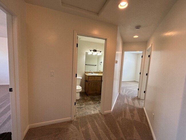 Building Photo - SPACIOUS TOWNHOME AVAILABLE FOR RENT