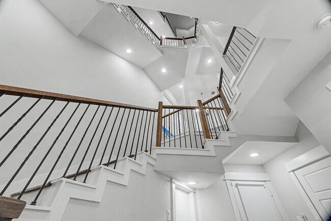 Building Photo - 1226 W 26th St