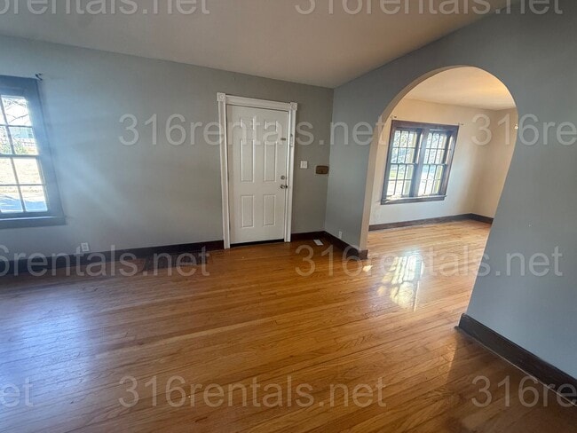 Building Photo - $1100 - 2 bedroom / 1 bathroom - Single Family Home