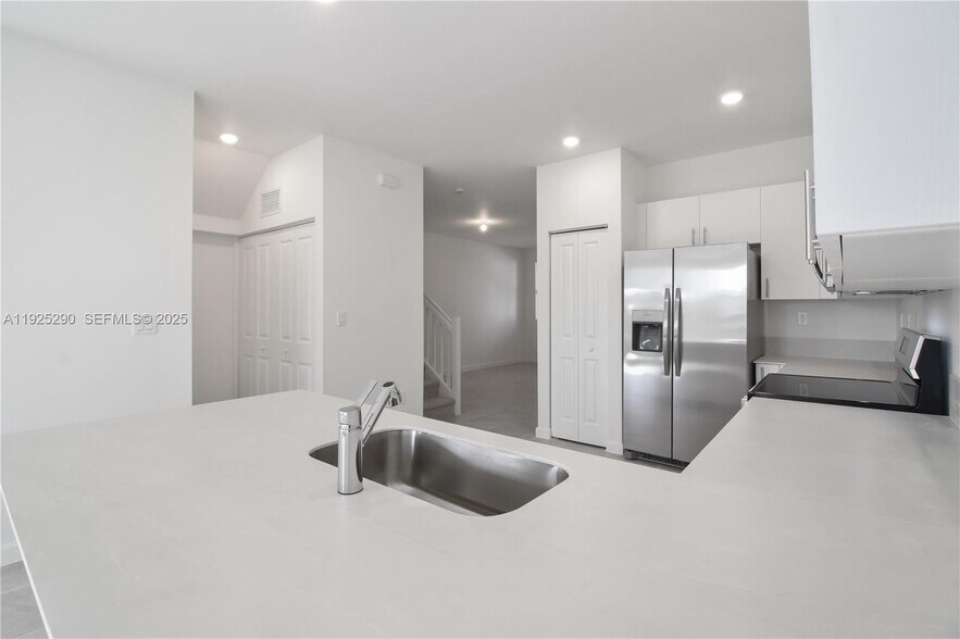 Building Photo - 2747 SE 25th Ave