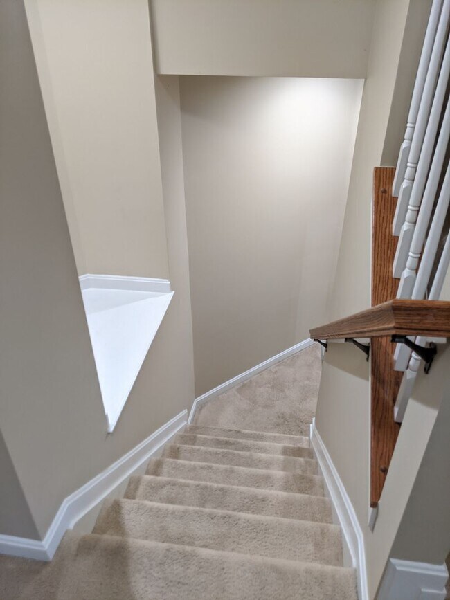 Building Photo - 3 Level townhouse in Frederick available e...