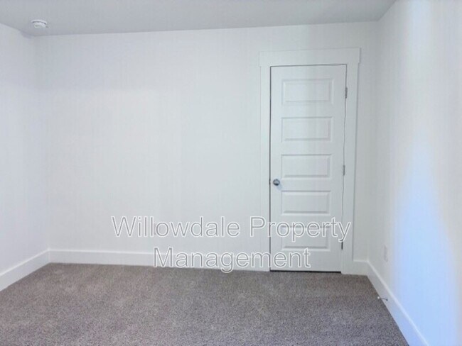 Building Photo - 565 Folk Song Wy