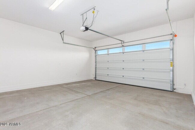 Building Photo - 1510 E Flower St