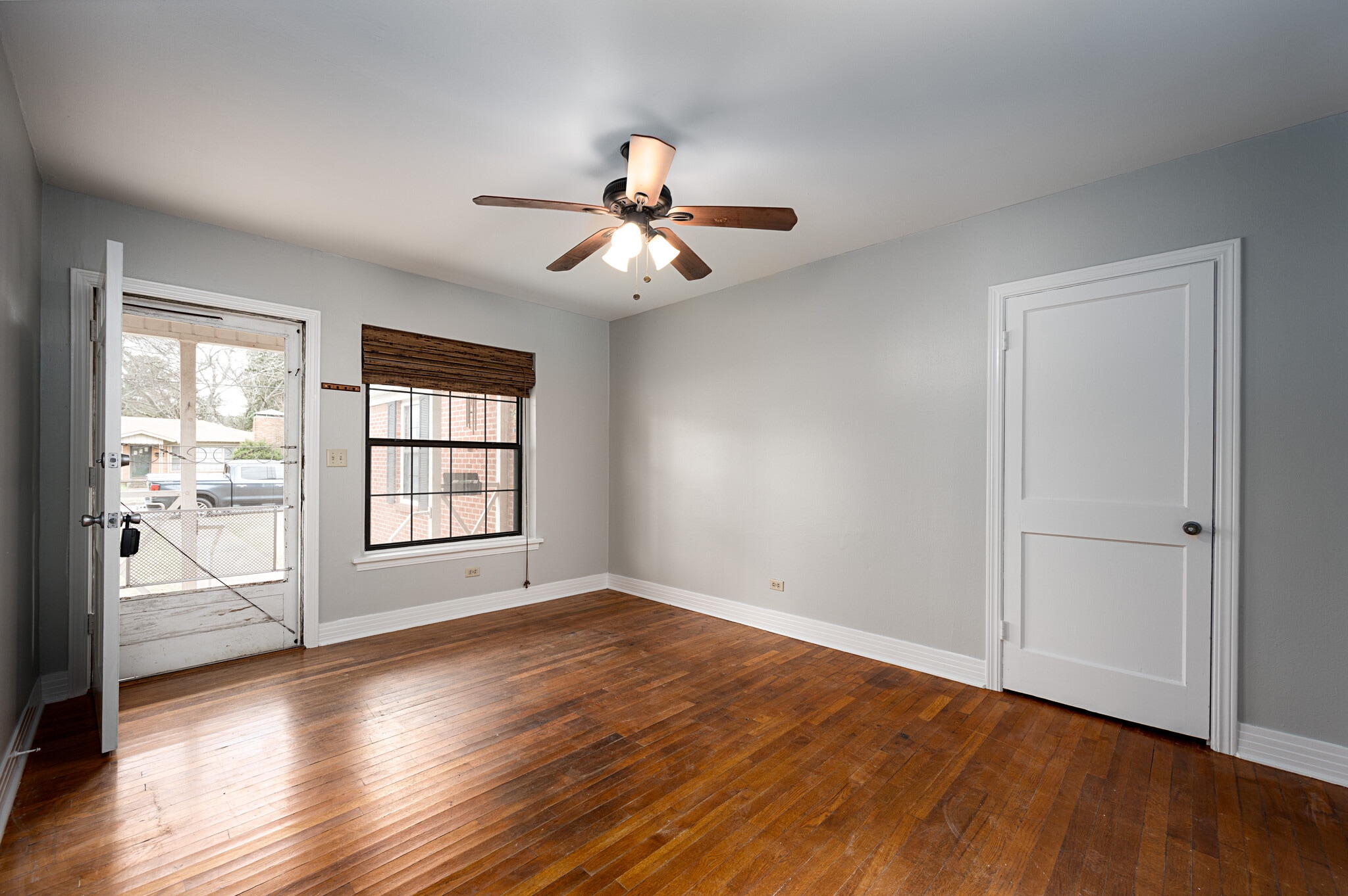 Living room - 422 E 8th St