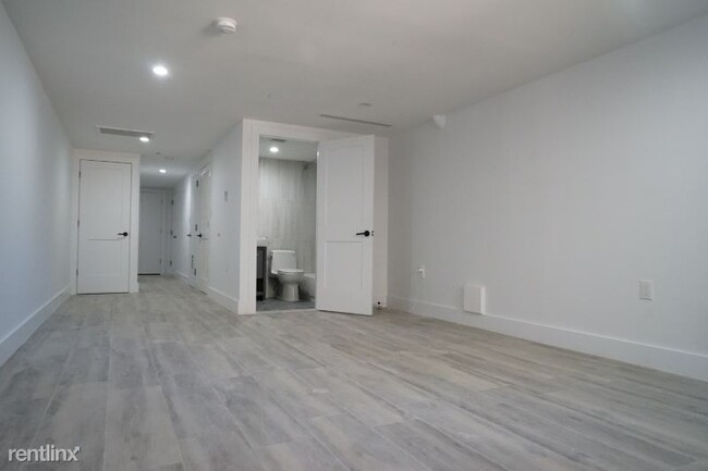 Building Photo - 3 br, 3 bath Townhome - 85 Utica Ave 1 Unit 1