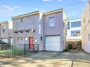 Building Photo - Stylish Two Story Townhome in the Cedars District of Dallas
