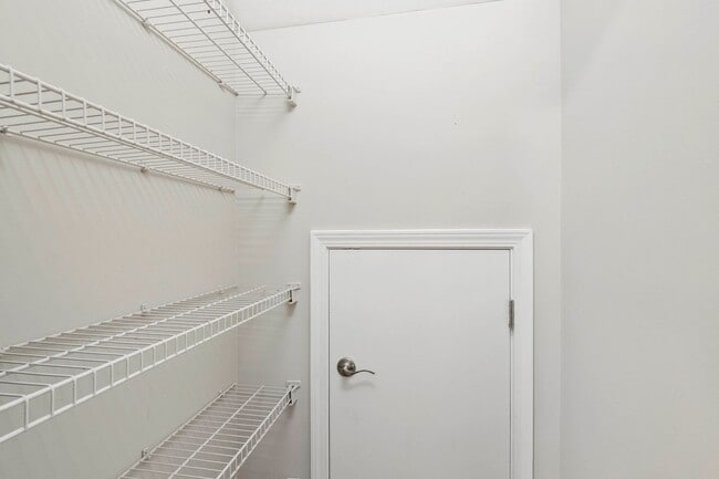 Building Photo - Gorgeous 3BR Townhome with Fresh Updates i...