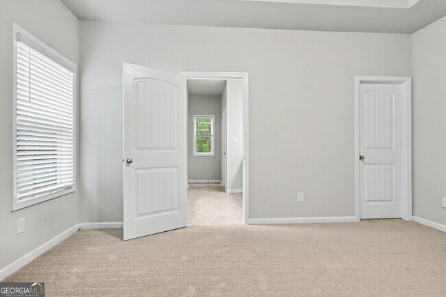 Building Photo - 270 S Ridge