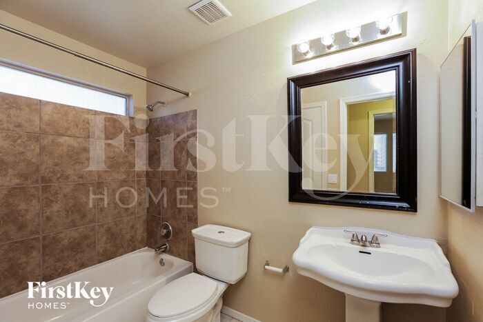 Building Photo - 912 E Baylor Ln