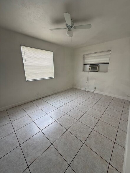 Building Photo - 5211 NW 17th Ct