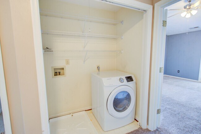 Building Photo - 4 Bedroom, 3 Bath, End Unit Townhome in Ce...